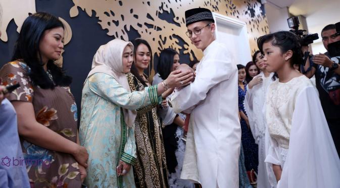 Kombinasi putih, ungu, dan pink terlihat di dekorasi acara aqiqah Sheva di kediaman Ussy dan Andhika di kawasan Cipete, Jakarta Selatan. Tak sembarangan pilih warna, ternyata Ussy punya alasannya tersendiri. (Nurwahyunan/Bintang.com)