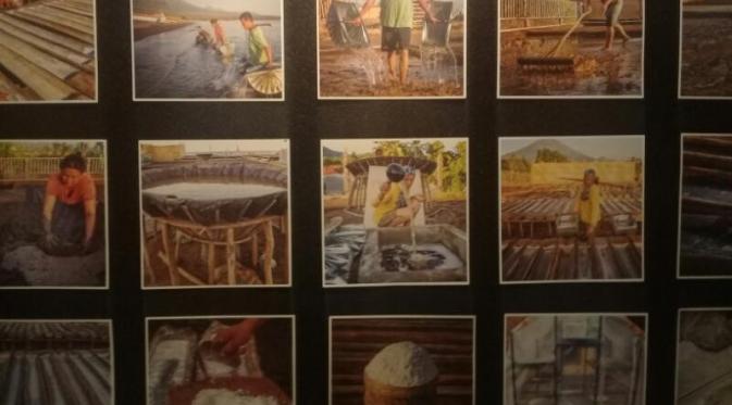 Karya fotografi untuk menyelamatkan Garam Amed oleh Rudi Waisnawa yang dipertunjukkan di pameran Mabesikan pada Kamis (6/4/2017). (Foto : Akbar Muhibar / Liputan6.com)