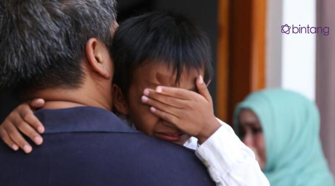 "Ini ada apa, kok ramai ya," celetuk polos anak almarhum Reni, kepada para kerabat yang datang ke rumah duka, kawasan Pondok Kelapa, Jakarta Timur, Senin (10/4/2017). (Nurwahyunan/Bintang.com)