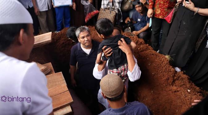 Pemakaman Renita Sukardi | foto : Nurwahyunan/Bintang.com