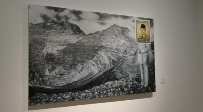 Kombinasi prangko dan rajutan dalam karya Guntur Wiratomo yang mempertentangkan kembali garis waktu sejarah. (Foto : Akbar Muhibar/Liputan6.com)