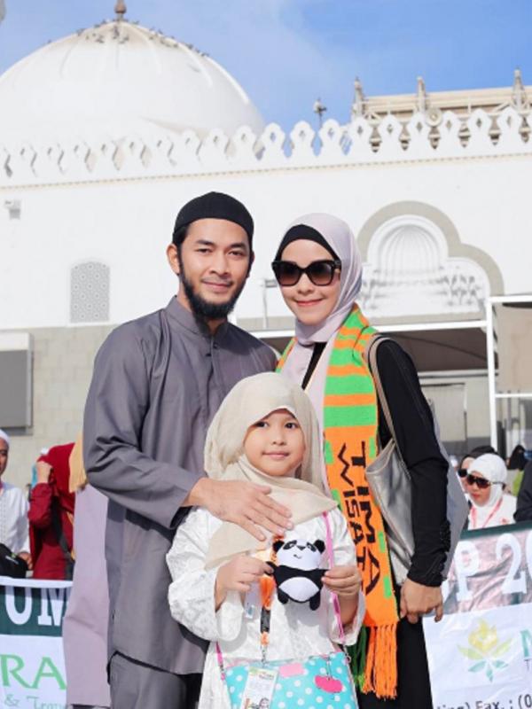 Uki NOAH umrah bersama istri dan anaknya. (Instagram @methayuna)