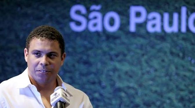 Mantan penyerang Timnas Brasil Ronaldo Luis Nazario de Lima dalam sebuah seremoni di Sao Paulo, Brasil, 16 Februari 2011. AFP PHOTO/Mauricio LIMA