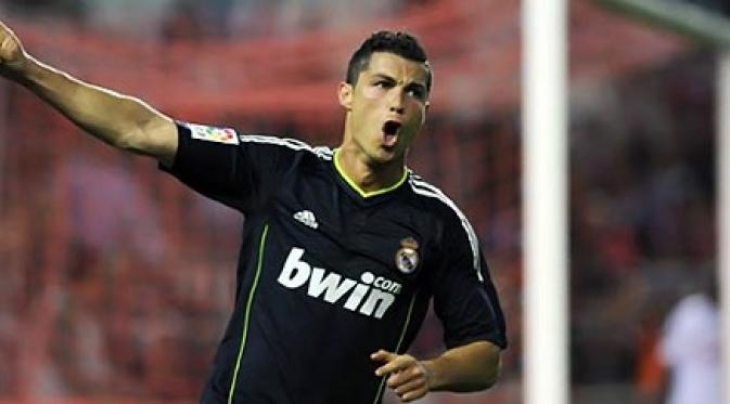 Selebrasi Cristiano Ronaldo yang membukukan empat gol saat Real Madrid menggilas Sevilla 6-2 pada laga La Liga di Estadio Ramon Sanchez Pizjuan, 7 April 2011. AFP PHOTO/Jorge Guerrero