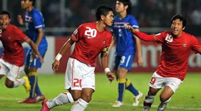 Para pemain Timnas Indonesia merayakan gol yang dilesakkan Bambang Pamungkas (tengah) saat bertemu Thailand dalam partai penutup Grup A Piala AFF 2010 di Jakarta, 7 Desember 2010.( AFP/Bay Ismoyo)
