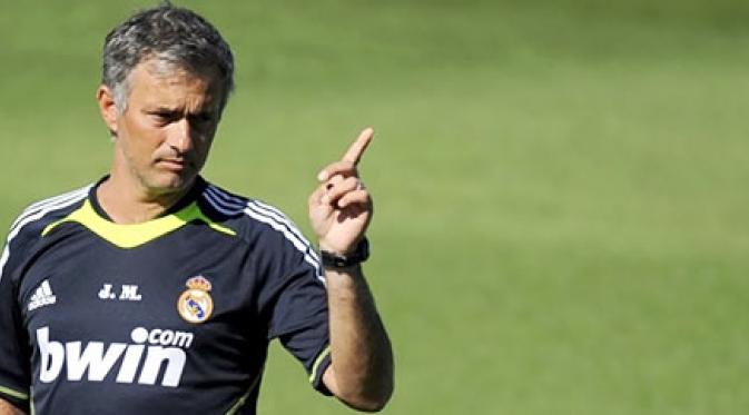 Jose Mourinho memimpin latihan pertamanya di Real Madrid, 16 Juli 2010. AFP PHOTO/DANI POZO
