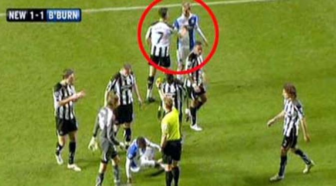 Gambar dari tayang video yang memperlihatkan insiden (lingkaran merah) pemukulan yang dilakukan gelandang Newcastle United Joey Barton terhadap winger Blackburn Rovers Morten Gamst Pedersen.