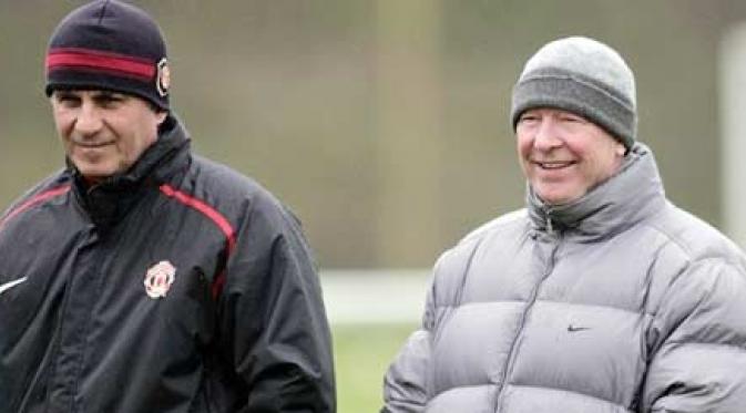 Manajer MU Sir Alex Ferguson (kanan) dan asistennya Carlos Queiroz di sesi latihan tim di Carrington, 8 April 2008 jelang leg kedua perempat final Liga Champions lawan AS Roma. AFP PHOTO / PAUL ELLIS 