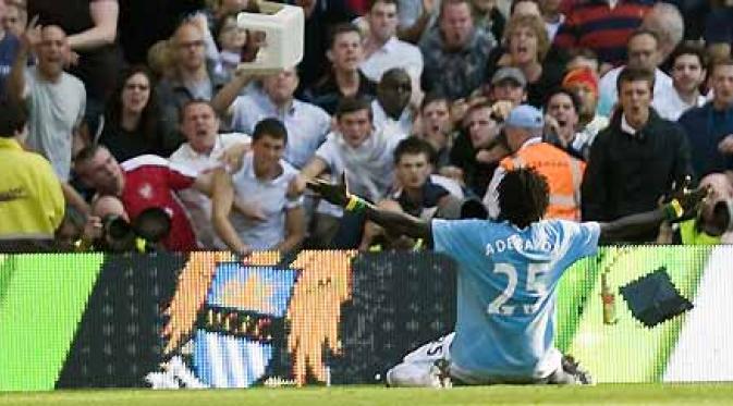 Perayaan gol Emmanuel Adebayor di depan para suporter Arsenal.