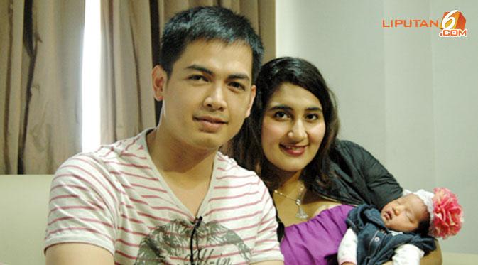 Tommy Kurniawan dan Tania Nadira bahagia dengan kehadiran anak pertama mereka. (Liputan6.com)