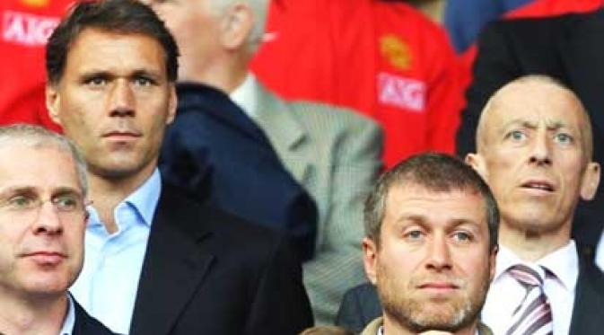 Roman Abramovich owner of Chelsea with Marco Van Basten prior to the Premier league football match against Manchester United at Old Trafford, Manchester, 23 September 2007. AFP PHOTO/ANDREW YATES