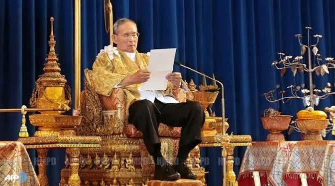 Dalam sambutannya, Raja Bhumibol menyampaikan pesannya pada segenap masyarakat Thailand agar bisa menjaga stabilitas negara. Hal itu penting demi keamanan Thailand (AFP Photo/Indranil Muherjee)