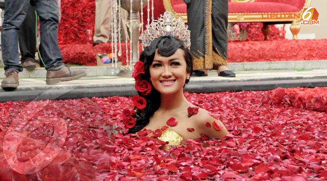 Jupe menjalani ritual ruwatan mandi kembang dalam taburan 25 kg mawar merah (Liputan6.com/Andrian M Tunay).