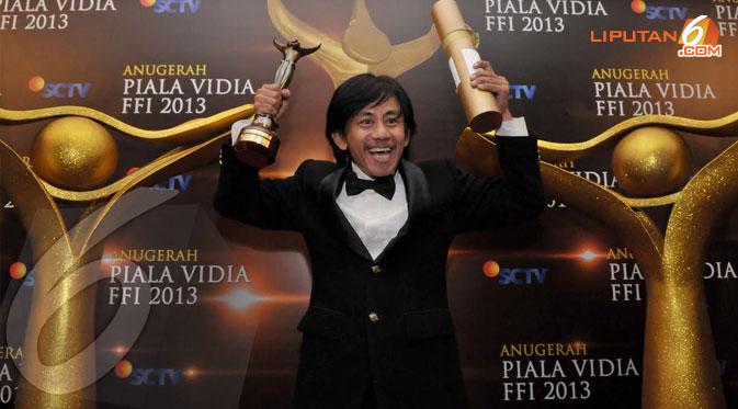 Epy Kusnandar pemenang Pemeran Utama Pria di malam Anugerah Piala Vidia FFI 2013 dalam filmnya yang berjudul Miskin Susah Kaya Susah (Liputan6.com/Andrian M Tunay)