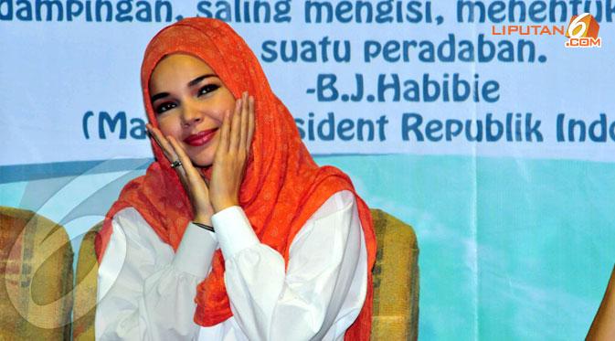 Meski telah mengubah penampilannya dengan berhijab, Dewi Sandra tetap eksis sebagai seorang entertainer (Liputan6.com/Panji Diksana)