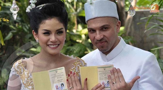 Nikita Mirzani resmi menjadi istri dari pria berdarah Irak, Sajad Ukra.Nikita menikah Jumat (11/10/13) di kawasan Jeruk Purut, Jakarta Selatan (Liputan6.com/ Andrian M Tunay)