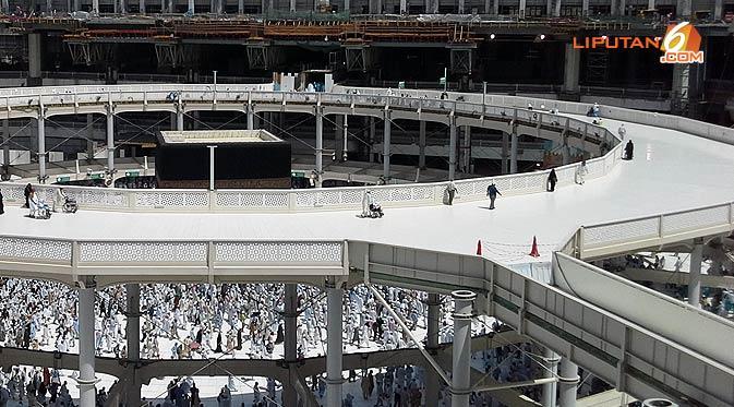 Tapi belakangan ini pengertian tawaf diplencengkan sebagai mengelilingi pusat perbelanjaan di kota Mekkah, seperti Mall Bin Daud dan tawaf di sejumlah mall kawasan Balad, kota Jeddah. (Liputan6.com/Anri Syaiful/wwn)