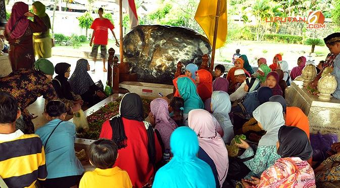 Berbeda dengan pahlawan lainnya Soekarno tidak dimakamkan di Taman Makam Pahlawan. Makam Soekarno ada di pemakaman biasa. (Liputan6.com/wwn)