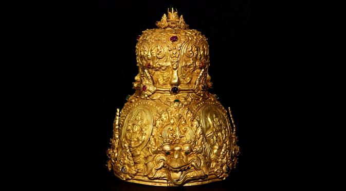 Mahkota Kerajaan Kahuripan, Jawa Timur yang  berada di Museum Of Fine Arts, Houston, USA, dan sempat di lelang di Internet (komunitas majapahit/mahkota/wwn)