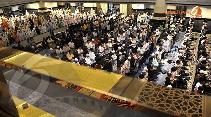 Itikaf merupakan berdiam diri di masjid sebagai ibadah yang disunahkan pada bulan suci Ramadan, dan lebih dikhususkan sepuluh hari terakhir untuk mengharapkan datangnya Lailatul Qadar. (Liputan6.com/Abdul Aziz Prastowo)