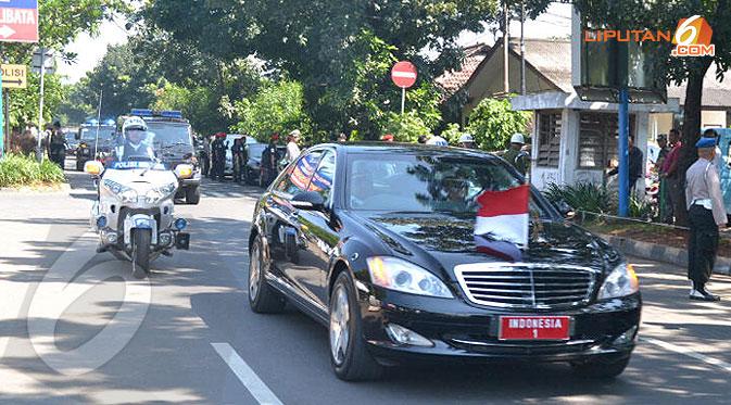 SBY dan rombongan menuju lokasi pemakaman Ketua MPR Taufiq Kiemas. (Liputan6.com/Panji Diksana)