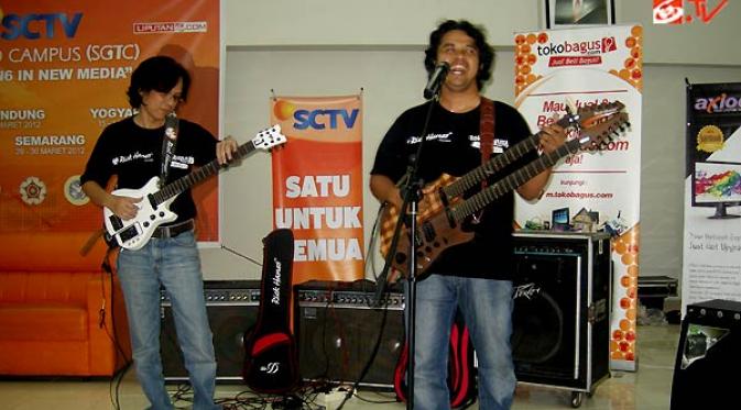 Gitaris Balawan dan Mr. D saat menghibur mahasisswa Undip di acara SCTV Goes to Campus, Semarang.
