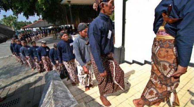 Sejumlah abdi dalem mengikuti prosesi wisuda abdi dalem di Kraton Yogyakarta, Selasa (13/9). (Antara)