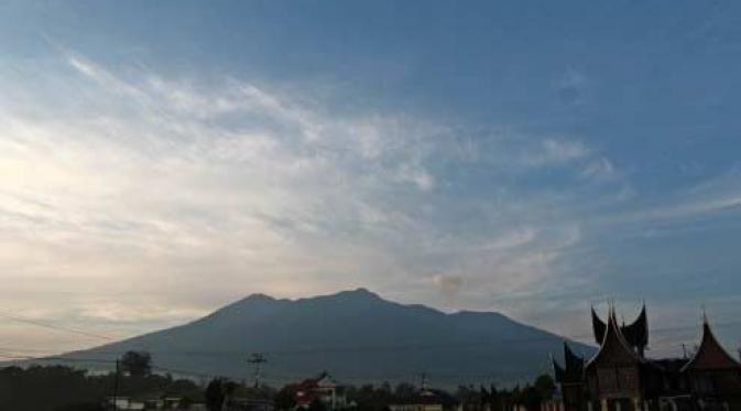 Gunung Marapi dilihat dari Agam, Sumbar, Selasa (9/8). BMKG Bukittinggi, masih menetapkan status Gunung Marapi pada level waspada, pasca timbulnya letusan disertai debu vulkanik Rabu (3/8).(Antara) 