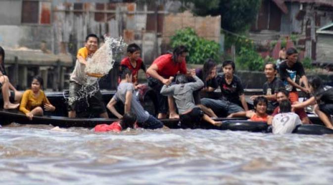 Warga Tionghoa melakukan ritual mandi bersama saat Perayaan Paw Cung Kie di Sungai Kapuas, Pontianak, Kalbar, Senin (6/6). Ritual ini rutin digelar tanggal 5 bulan 5 tahun Imlek.(Antara)