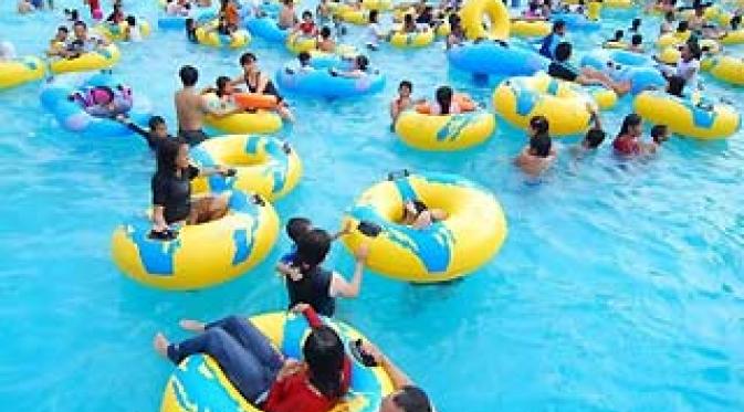  Ribuan wisatawan lokal memadati wisata air di kawasan Serpong, Tangerang Selatan, Banten. Padatnya tempat hiburan di luar kota banyak wisatawan mengisi liburan di dekat daerahnya. (Antara).