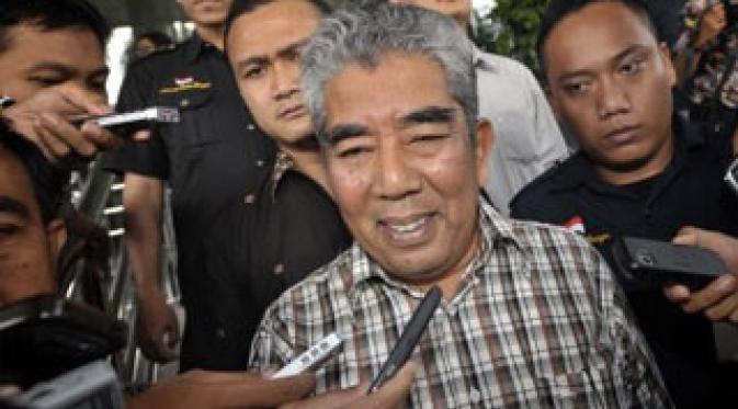 Bupati Siak Arwin AS dikawal petugas usai diperiksa di kantor Komisi Pemberantasan Korupsi (KPK), Jakarta.(Antara)