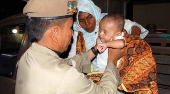 Bayi berumur 3 bulan dan ibunya yang diamankan dalam razia gepeng di Lhokseumawe, Aceh. Razia tersebut digelar dalam rangka mencegah terjadinya eksploitasi anak di Aceh.(Antara)