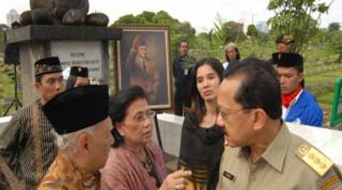 Gubernur DKI, Fauzi Bowo (kanan) berbincang dengan Siti Nurhamah (2 kiri), salah satu keluarga Mohamad Husni Thamrin di areal makam Karet Bivak, Jakarta. (Antara)