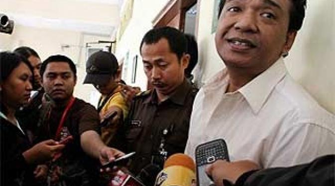 Penyanyi dangdut Imam S Arifin di PN Jakarta Barat, Jakarta. Dakwaan penyalahgunaan narkoba jenis sabu-sabu seberat 0,5 gram dan pemilikan senjata tajam. (ANTARA)