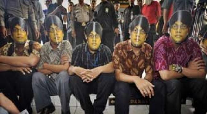 Sejumlah aktivis LBH Jakarta mengenakan topeng mirip terdakwa kasus penggelapan pajak, Gayus H.P. Tambunan saat sidang lanjutannya di Pengadilan Negeri Jakarta Selatan. (Antara)