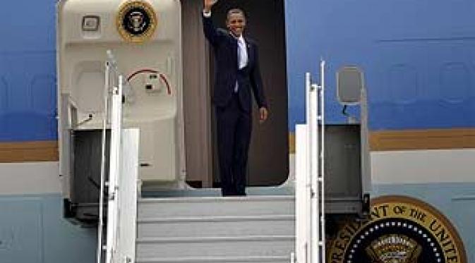 Presiden Amerika Serikat Barrack Obama melambaikan tangan saat memasuki pesawat kepresidenan Air Force One di Bandara Halim Perdanakusuma, Jakarta.(Antara)