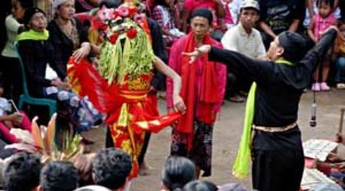 Seorang penari seblang Suidah (14) menari dalam upacara bersih desa di Desa Olehsari, Glagah, Banyuwangi, Jawa Timur. (Antara)