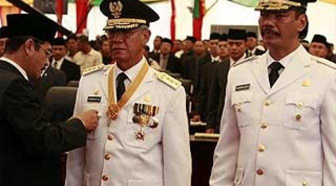 Menteri Dalam Negeri Gamawan Fauzi (kiri) memasangkan tanda pangkat Gubernur Kepri kepada Muhammad Sani dan Wakil Gubernur Kepri Soeryo Roespationo periode 2010 - 2015. (ANTARA)