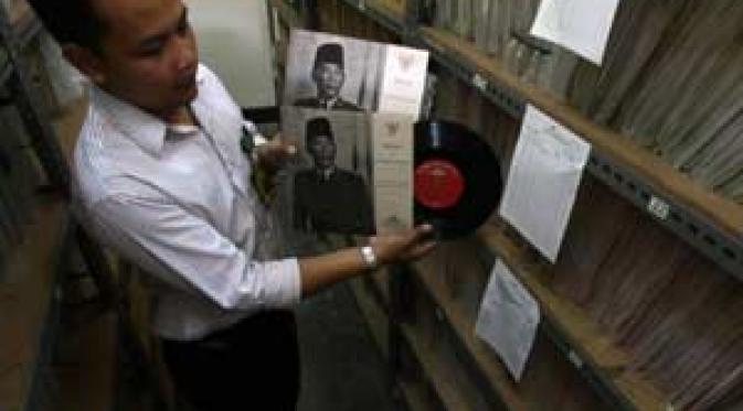 Seorang petugas Perum Lokananta menunjukkan piringan hitam rekaman pidato mantan presiden Soekarno di Solo, Jateng. (Antara)