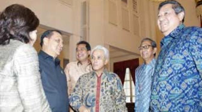 Presiden SBY berbincang dengan sejumlah tokoh dan menteri usai acara Pengarahan kepada Anggota Komite Inovasi Nasional (KIN) dan Komite Ekonomi Nasional (KEN) di Istana Negara, Selasa (16/6).(Antara)