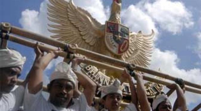 Sejumlah pemuda mengarak patung Burung Garuda Pancasila dalam kegiatan