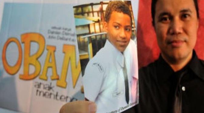 Sutradara film "OBAMA Anak Menteng", Damian Dematra, menunjukkan foto pemeran Obama, Hasan Faruq Ali, saat jumpa pers di SDN Menteng 01 Besuki, Jakarta Pusat. (Antara)