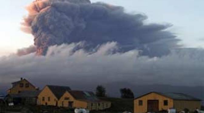 Gumpalan abu vulkanik membumbung ke angkasa dari Gunung Eyjafjallajokull di Islandia. Akibat peristiwa ini sejumlah Bandara di Inggris, Skotlandia, dan Irlandia Utara terpaksa ditutup.(Antara)