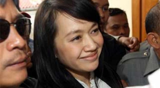 Rani Julianti dikawal petugas memasuki ruangan saat sidang lanjutan dengan terdakwa mantan Ketua KPK Antasari Azhar di PN Jakarta Selatan, Kamis (05/11).(Antara)