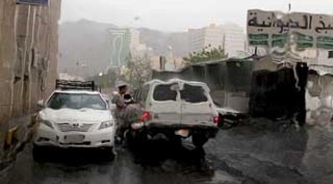 Suasana hujan lebat di Kota Makkah, Kamis (22/10). Kota Makkah di guyur hujan lebat dan angin kencang bercampur debu, cuaca seperti jarang terjadi di Makkah.(Antara)