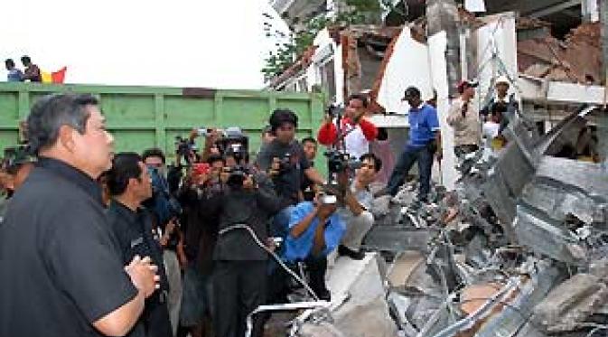 Presiden Susilo Bambang Yudhoyono (kiri) meninjau bangunan Hotel Ambacang yang runtuh akibat guncangan gempa berkekuatan 7,6 SR di Padang, Sumatera Barat, Kamis (1/10). (Antara)