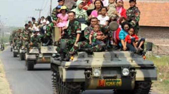 Prajurit TNI dari Yonkav 8 Tank Beji bersama masyarakat konvoi naik tank keliling Kota Bangil, Pasuruan, Jatim, dalam menyambut HUT ke-47 batalyon tersebut.(Antara)