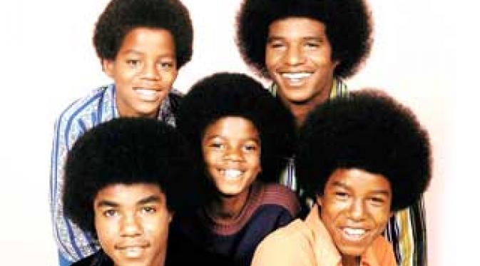 Michael Jackson (tengah) berpose bersama anggota The Jackson 5, Tito, Randy, Jackie dan Marlon. Debut aktif mereka dari tahun 1966 hingga 1990. Pada tahun 1971 Jacko memulai karir solonya. (Antara)