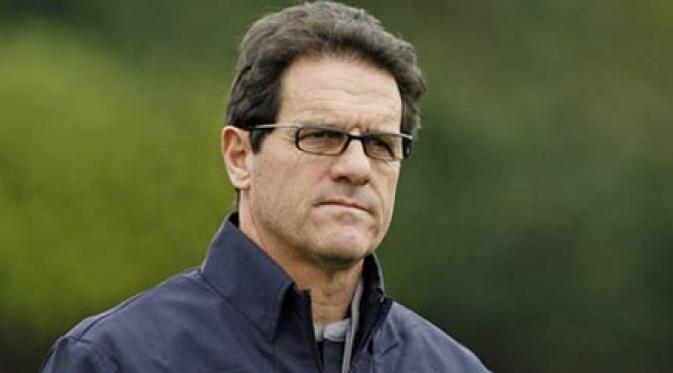 Ekspresi pelatih Inggris, Fabio Capello mengamati sesi latihan anak-anak asuhannya di London Colney, jelang laga kualifikasi PD 2010 melawan Ukraina, 31 Maret 2009. AFP PHOTO/Glyn Kirk