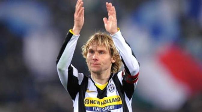 Gelandang Juventus, Pavel Nedved membalas aplaus ke suporter di akhir partai leg pertama semifinal Coppa Italia menghadapi Lazio di Stadio Olimpico, Rome, 3 Maret 2009. Lazio menang 2-1. AFP PHOTO/Vincenzo Pinto